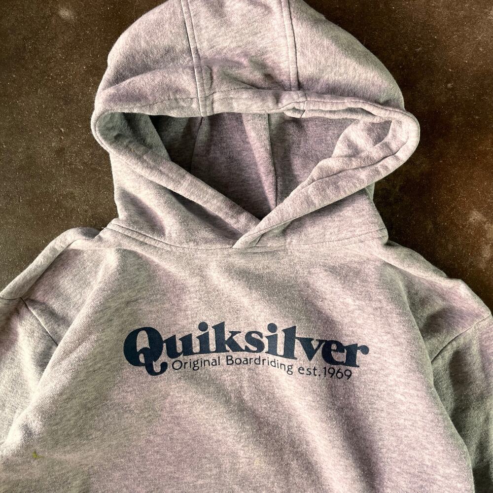 Modern Quiksilver surfwear gray center logo soft hoodie men’s small
